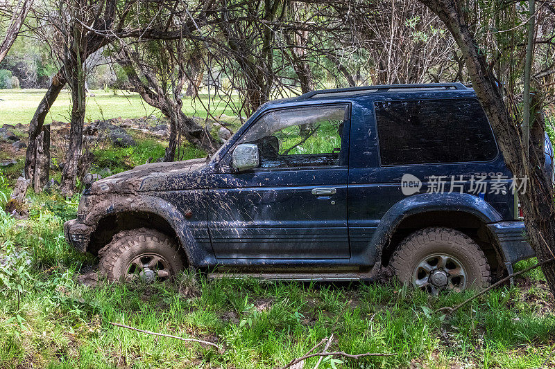 越野车三菱帕杰罗陷在泥里。沼泽里肮脏的越野车。探险旅游的概念。4 × 4越野车陷入泥潭。旅行,旅游的概念。